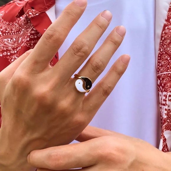 Vintage Yin Yang Tai Chi Enamel Gold Ring - Picture 4 of 5